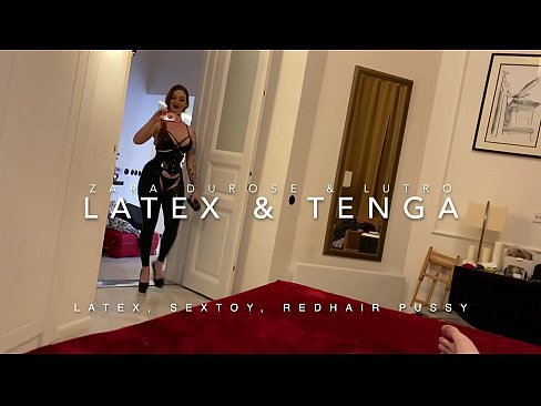 ❤️ Ngoanana e monyane ea nang le hlooho e khubelu ea apereng seaparo sa latex se kentsoeng ke ntate oa bobeli